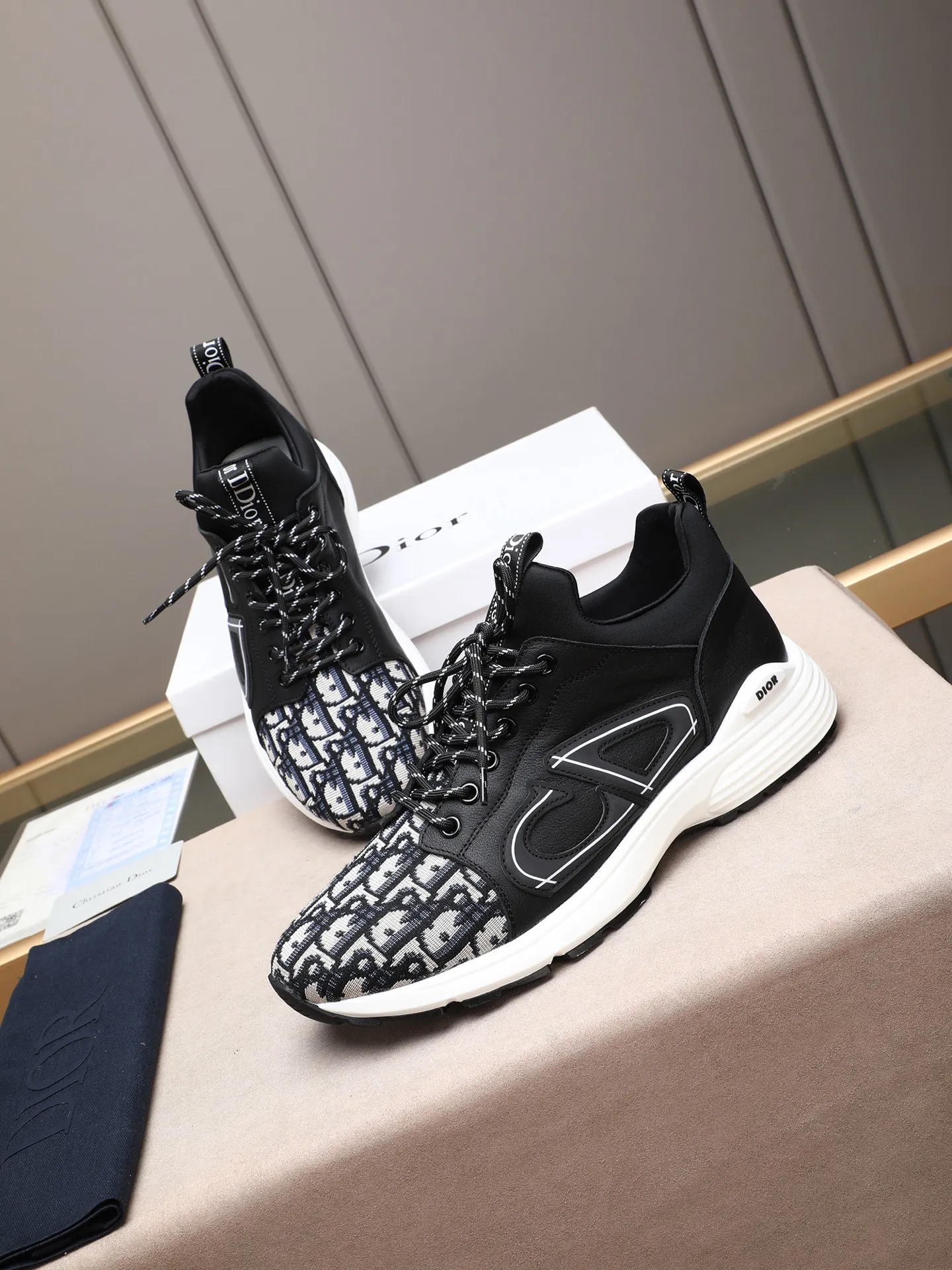Men's shoes 💰460 💰Dior [Dior] 😘😘High-end series of casual men's shoes, simple and elegant👍👍👍The upper is made of first-layer genuine leather spliced ​​with Dior's special material [sun][sun]; imported first-layer sheepskin lining; special outsole, wear-resistant, lightweight, the overall design is harmonious and unified without lacking personality 👣🌟✨You deserve it! 5 colors😍Sizes 38~44. (45 custom-made) The picture above is a big seller🔥🔥🔥